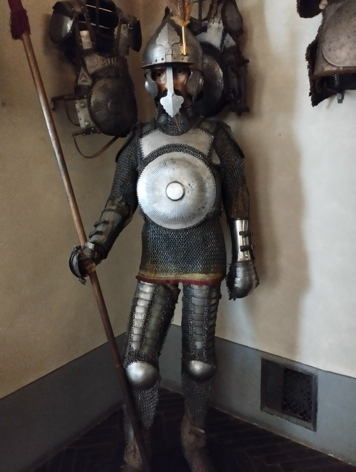 Манекен какой-то тщедушный...