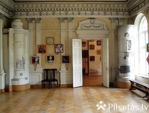 В его залах теперь выставлены картины латышского классика Лео Свемпа, проходят концерты.