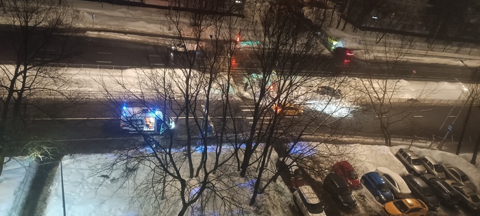 Скорая остановлена спутником девушки. Медики уже работают, около машины видно фонарь. Через несколько минут на спинальном щите девушку погрузят в машину.