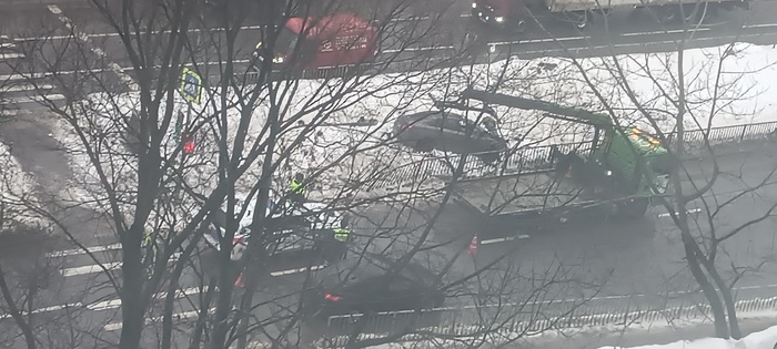 Утро. Помойку этого "человека" утаскивает эвакуатор. Трактор щеткой затер кровь. К 9 утра 1 марта из следов остались только снесенные 4 секции погнутого и разорванного забора.