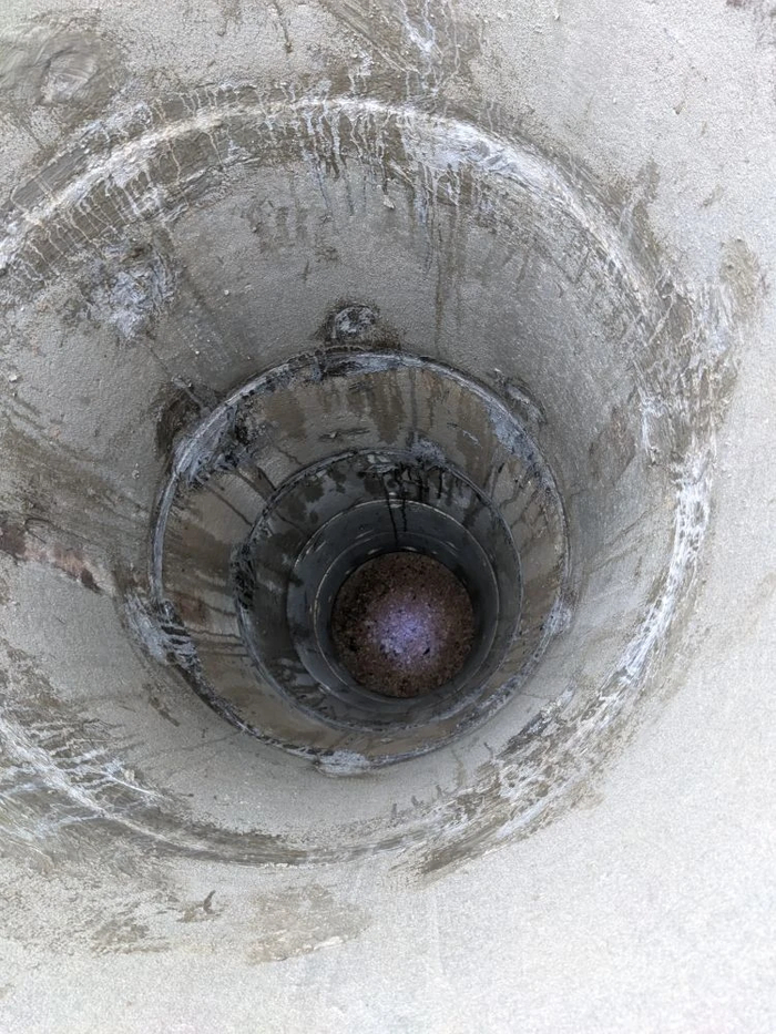 Нутро нового колодца. В таком состоянии находится и по сей день