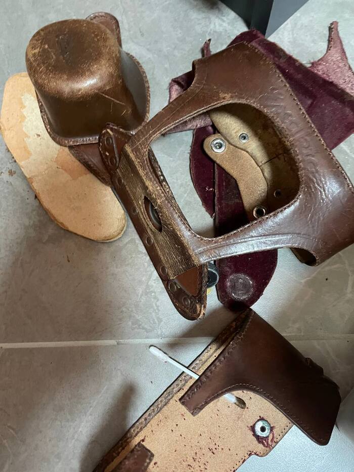 Единственное фото "до", когда я доразобрал все оторванное и вынул все нитки и подклад.