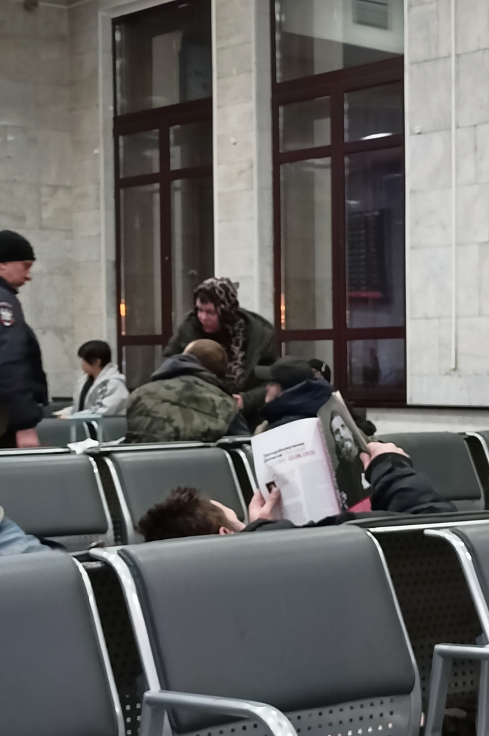На вокзалах Москвы читают интересные журналы
