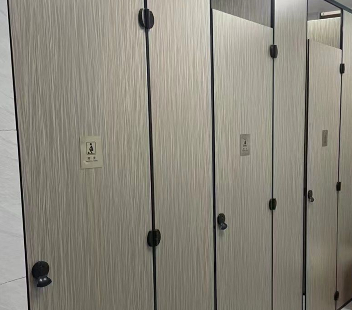 Не хочу выставлять фото унитазов, поэтому пусть будет просто значок на кабинке. Думаю, тут все понятно