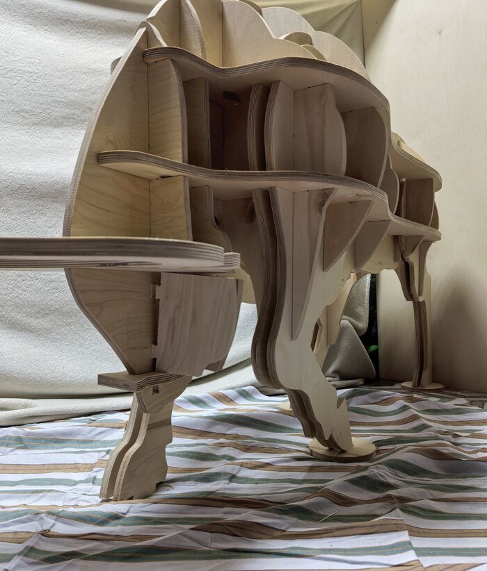 Всё таки крупненьктй он для маленьких помещений, ему бы туда где будет посвободнее,подчеркнуть статус ,,,,, туда где мог раскрыть всю- мощь и свирепость своей природы