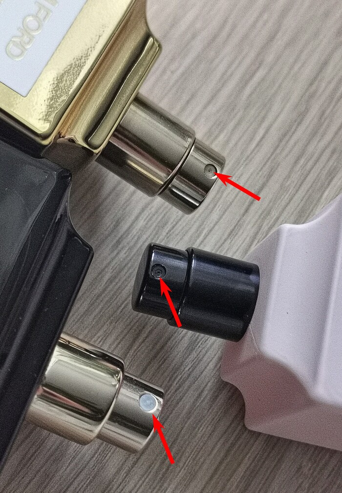 Сопло распылителя имеет шестигранную форму, и утоплено как бы вглубь. У подделки просто маленькое отверстие и находится распылитель близко к поверхности крышечки.