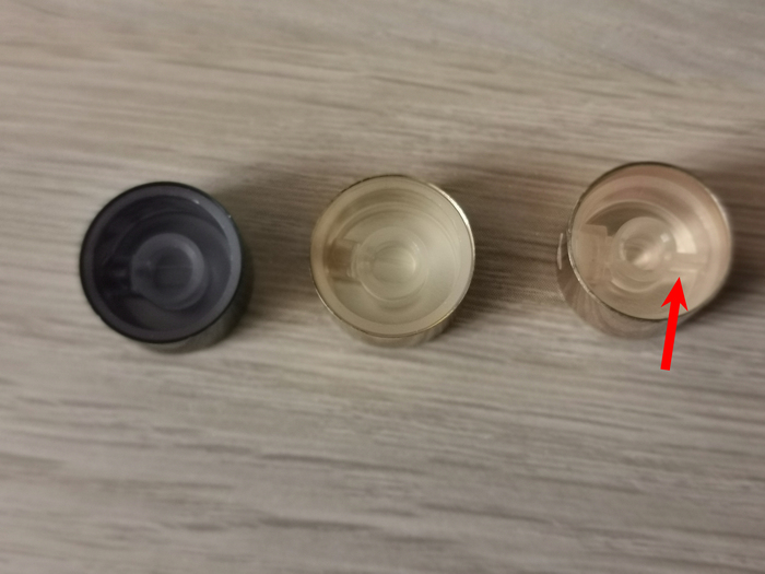 Ну и последнее - это крышечка с внутренней стороны, не должно быть такого пластикового "хвостика".