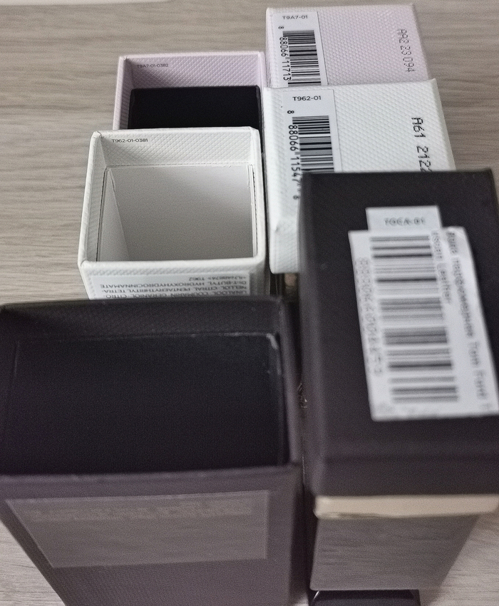 На оригинальных коробках должен быть соответсутющий серийный номер партии, как например у Soleil Brulant T962-01 он должен совпадать с тем что выбито внутри коробки и рядом со штрихкодом. У подделки же нет ничего. Нигде.