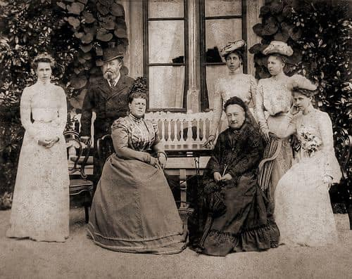 Альфред, герцог Эдинбургский и Саксен-Кобург-Готский, и его супруга Мария, герцогиня Эдинбургская, со своими четырьмя дочерьми в замке Розенау. Пожилая дама справа - Александрина Баденская (из личного фотоальбома их дочери Виктории Мелиты, третьей справа)