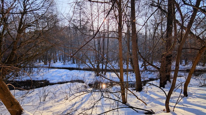 Ручей возле родников, раньше была заболоченная местность, а на другую сторону вел длинный мост.