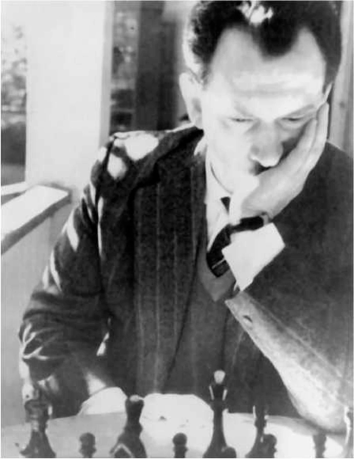 Муж Анны Михаил Филоненко за шахматами. 70-е годы. Фото: Из книги Владимира Антонова «Женские судьбы разведки»