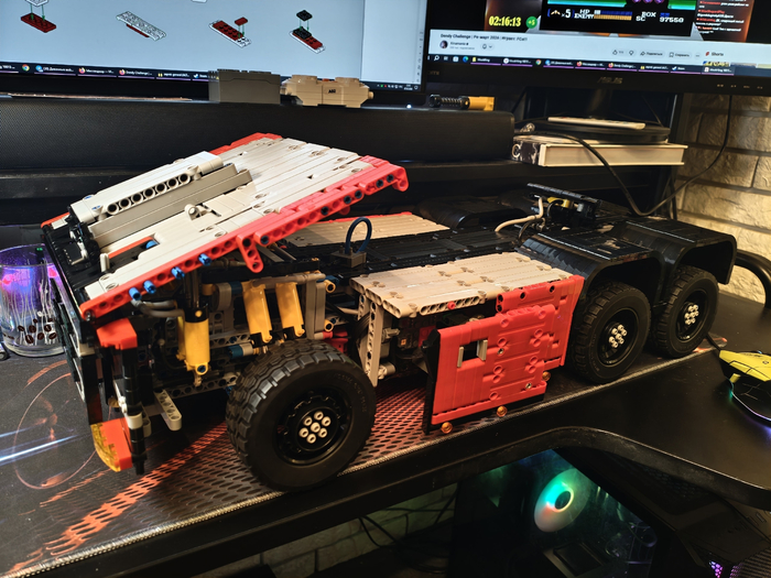 Регулировка механизма кабины, вручную отдельным переключателем под панелью, там же размещен и блок управления.