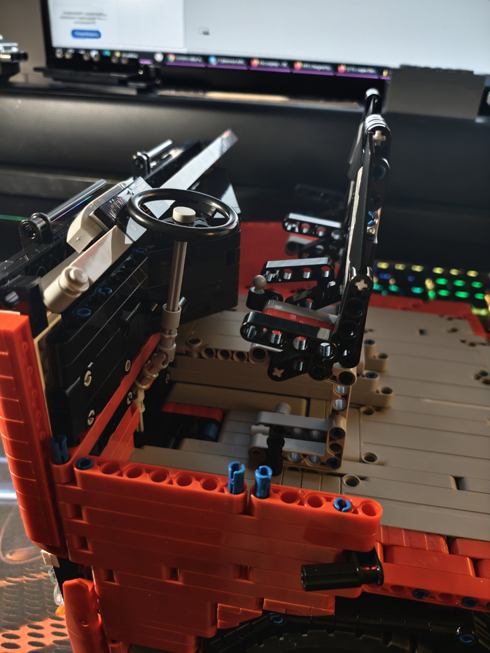 Панель управления, подключения руля и установка сидений. Установка дверей с блок механизмом.