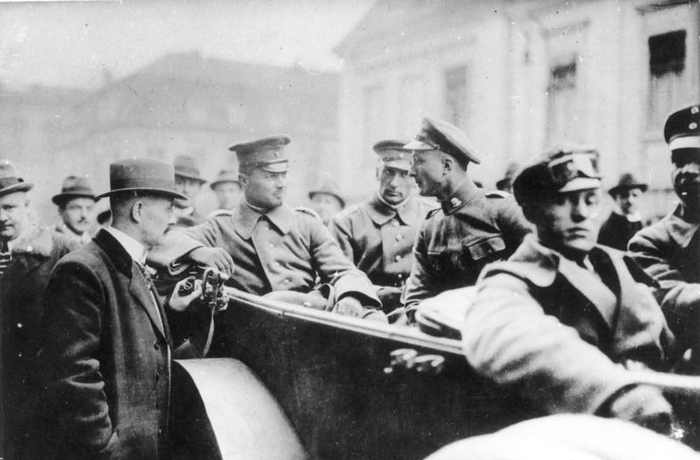 Герман Эрхардт (слева, сидит в машине) во время входа его военно-морской бригады в Берлин 13 марта.