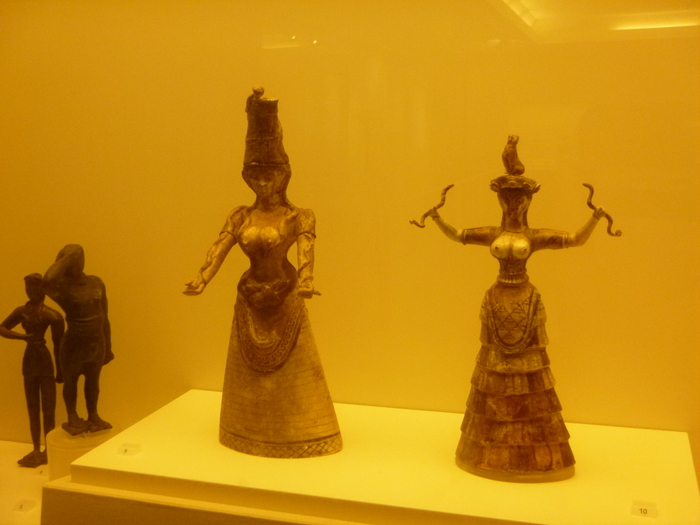 11. Crete, Minoan Museum, two Minoan Goddess with Tits and snakes and spectators