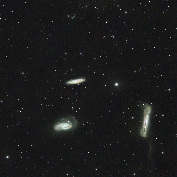 У правой галактики, если приглядеться можно различить приливной "хвост" чуть ниже и правее.