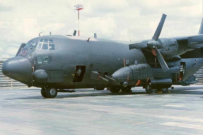 AC-130 �� ��������. ������ ����� ���������� ��������. ���� �� ���������� 105-�� ������ � ������� 40-�� ���������, ��� ����������������� AC-130A ��� AC-130E