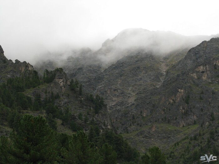 Зацепилась тучка за вершинку