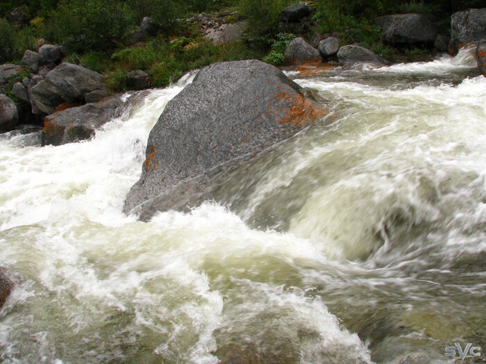 Препятствие на пути мощного потока