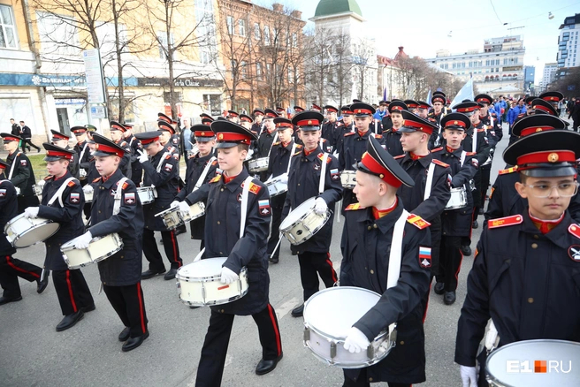 ��������: ��������� �������� / <!--noindex--><a href="https://pikabu.ru/story/vzyali_s_soboy_detey_i_sobak_po_ekaterinburgu_proshlas_tolpa_veruyushchikh_paskhalnyiy_fotoreportazh_13875886?u=http%3A%2F%2FE1.RU&t=E1.RU&h=d14cb2f4849bc246a517d6332b909846dc263a36" title="http://E1.RU" target="_blank" rel="nofollow noopener">E1.RU</a><!--/noindex-->