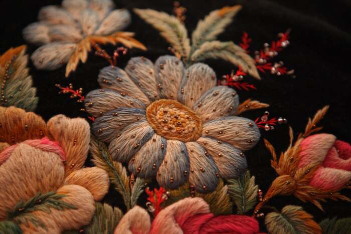 Не знаю, что это за цветок. Голубая ромашка, надо думать. Сердцевина вышита французским узелком.