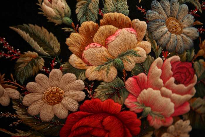 Бусинки ни разу не перешивали, не укрепляли. Как пришили один раз, так сто с лишним лет и держатся.