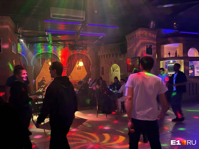 �� �������� ���� ������ ������ ��������: ����� ��������� / <!--noindex--><a href="https://pikabu.ru/story/tyi_russkaya_chto_li_chto_tvoritsya_v_nochnom_klube_v_glushi_ekaterinburga_kotoryim_zapravlyayut_tataryi_13889750?u=http%3A%2F%2FE1.RU&t=E1.RU&h=d14cb2f4849bc246a517d6332b909846dc263a36" title="http://E1.RU" target="_blank" rel="nofollow noopener">E1.RU</a><!--/noindex-->