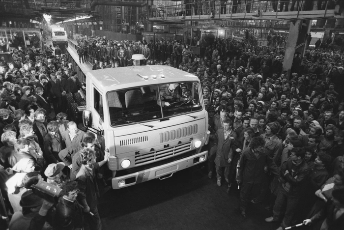 Миллионный грузовик «КамАЗ» со дня пуска предприятия, 19 октября 1988 года. Фото: Медведев Михаил/Фотохроника ТАСС