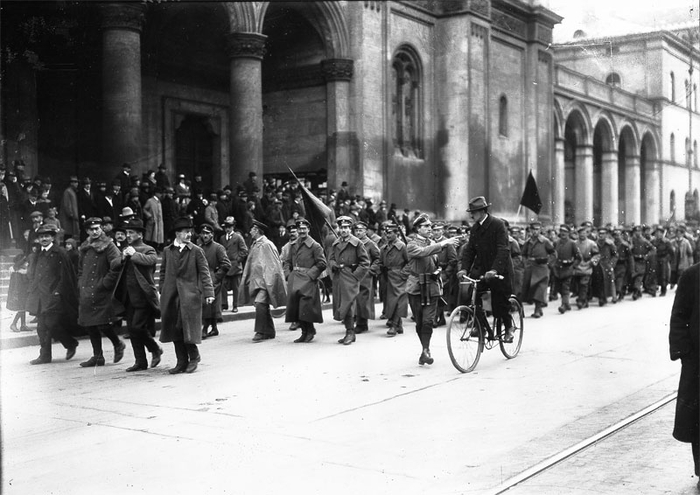 Парад войск Красной Армии 22 апреля 1919 года на Людвигштрассе в Мюнхене.