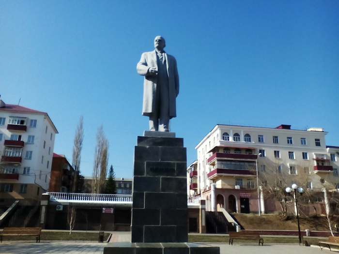 Памятник Владимиру Ильичу Ленину в городе Медногорске Оренбургской области.