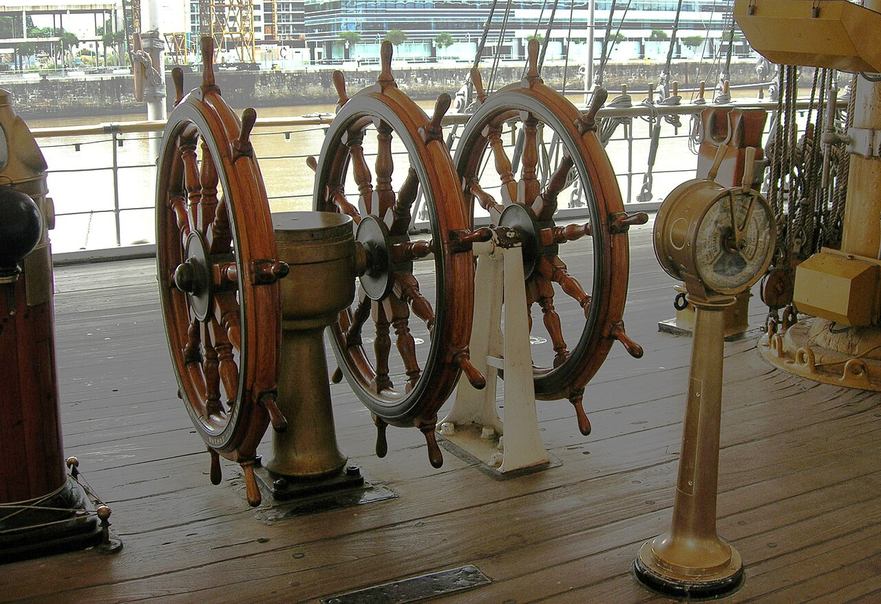 Ship's wheel. How the Dutch invented a steering wheel that required six people to turn. - Series History of sail and sailing ships, My, Ocean, Sea, Ship, Sailboat, History (science), Travels, Yacht, Yachting, Nauchpop, Relaxation, GIF, Longpost