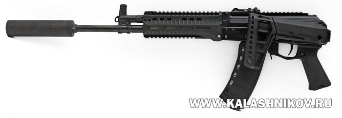 Заказчик пожелал установить на АК-12+ традиционный для «калашниковых» U-образный целик. Однако, с учётом мушки на основании газовой камеры прицельная линия получилась слишком короткой для точного прицеливания даже на 100 м. Фото Михаила Дегтярёва