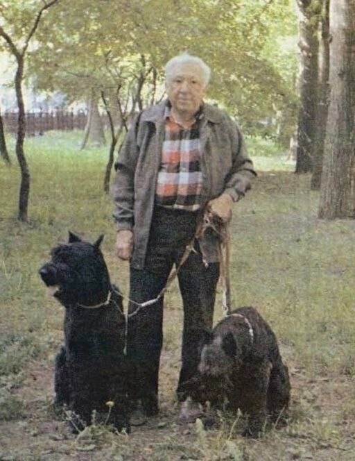 Юрий Никулин и его ризеншнауцеры — Юта и Фёдор. 1990-е годы
