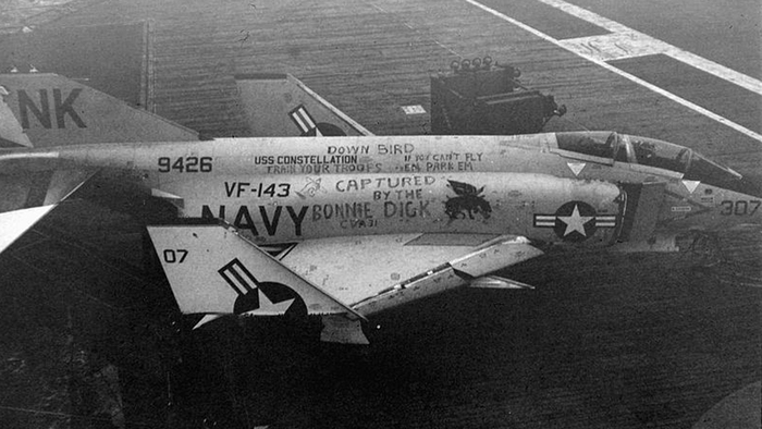5. ��� ��� ���������� F-4 Phantom II �������� �� ������. � �������, ������, ��� ������ � ������ ����� �� �������� ������������ (<a href="https://pikabu.ru/story/v_zhizni_kazhdogo_cheloveka_byivayut_momentyi_kogda_prizemlilsya_ne_na_tu_palubu_13939007?u=https%3A%2F%2Fhistorynet.com%2Fhumor-out-at-sea-the-naval-tradition-of-zapping%2F&t=%D0%98%D1%81%D1%82%D0%BE%D1%87%D0%BD%D0%B8%D0%BA&h=1967d31f51cc3cc6bf54143016097e0dff51e122" title="https://historynet.com/humor-out-at-sea-the-naval-tradition-of-zapping/" target="_blank" rel="nofollow noopener">��������</a>)
