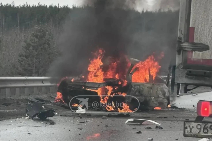 Девочек не смогли достать из горящей иномарки. Фото: читатель «КП»