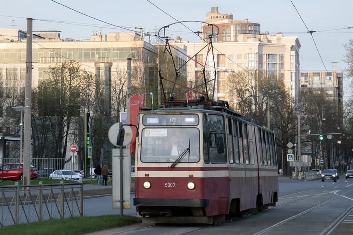 Совсем скоро этот единственный экземпляр с таким салоном в городе на Неве покинет линию и в последующем будет заменен на новый и списан, тем самым в городе на Неве будет завершена эксплуатация таких ламповых трамвайных вагонов ЛВС-86к. Успейте прокатиться!