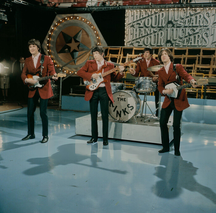 The Kinks � ��-��� "Thank Your Lucky Stars". Alpha Television Studios, ���������, 1965. ���� ����� (������) ������ �� 12-�������� ������ Vox Phantom XII.