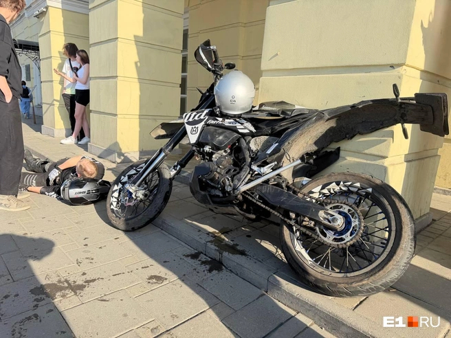 ��������: ����� �������� / <!--noindex--><a href="https://pikabu.ru/story/mototsiklist_vletel_v_tolpu_posle_avarii_v_tsentre_ekaterinburga_pokazyivaem_video_s_mesta_chp_13956054?u=http%3A%2F%2FE1.RU&t=E1.RU&h=d14cb2f4849bc246a517d6332b909846dc263a36" title="http://E1.RU" target="_blank" rel="nofollow noopener">E1.RU</a><!--/noindex-->