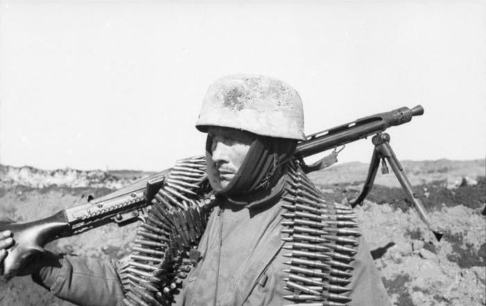 �������� ���������� � �������� MG 42 �� ����� � ��������� ������. XI ����������� ������. (<a href="https://pikabu.ru/story/kak_vyi_lodku_nazovete_13965114?u=https%3A%2F%2Fen.wikipedia.org%2Fwiki%2FFile%3ABundesarchiv_Bild_101I-559-1076-29%2C_Russland%2C_Fallschirmj%25C3%25A4ger_mit_MG_und_Munitionsgurt.jpg%3Futm_medium%3Dorganic%26utm_source%3Dyandexsmartcamera&t=%D0%98%D1%81%D1%82%D0%BE%D1%87%D0%BD%D0%B8%D0%BA&h=9f6ff8e26596573cd775295cd5ea7032cf6b1ea4" title="https://en.wikipedia.org/wiki/File:Bundesarchiv_Bild_101I-559-1076-29,_Russland,_Fallschirmj%C3%A4ge..." target="_blank" rel="nofollow noopener">��������</a>)