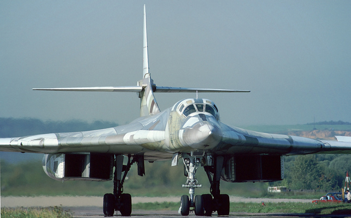 Ту-160 (кодовое имя НАТО — Blackjack («Блэкджек»)) — советский сверхзвуковой стратегический бомбардировщик (<a href="https://pikabu.ru/story/pochemu_il76_iskrenniy_a_tu95_medved_13964860?u=https%3A%2F%2Fcommons.wikimedia.org%2Fwiki%2FFile%3ATu-160_%2812956971034%29.jpg&t=%D0%98%D1%81%D1%82%D0%BE%D1%87%D0%BD%D0%B8%D0%BA&h=d4e6ce3fbbdac222a3daff0c852b88c3f603ab92" title="https://commons.wikimedia.org/wiki/File:Tu-160_(12956971034).jpg" target="_blank" rel="nofollow noopener">Источник</a>)