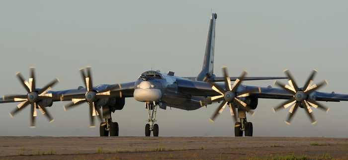 Ту-95 (кодовое имя НАТО — Bear («Медведь»)) — легендарный советский турбовинтовой стратегический бомбардировщик (<a href="https://pikabu.ru/story/pochemu_il76_iskrenniy_a_tu95_medved_13964860?u=https%3A%2F%2Fen.wikipedia.org%2Fwiki%2FFile%3ATupolev_Tu-95_Marina.jpg&t=%D0%98%D1%81%D1%82%D0%BE%D1%87%D0%BD%D0%B8%D0%BA&h=42a4ce3c2a46856d80e6cbdcb6f263917e16e08a" title="https://en.wikipedia.org/wiki/File:Tupolev_Tu-95_Marina.jpg" target="_blank" rel="nofollow noopener">Источник</a>)