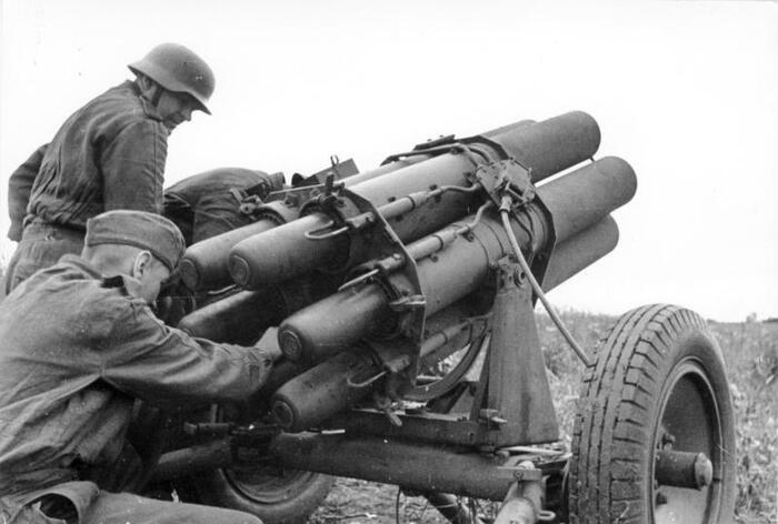 ���� 1942 ����. �������� 15-�� ���������� ������ Nebelwerfer. (<a href="https://pikabu.ru/story/kak_vyi_lodku_nazovete_13965114?u=https%3A%2F%2Fru.wikipedia.org%2Fwiki%2F%25D0%25A4%25D0%25B0%25D0%25B9%25D0%25BB%253ABundesarchiv_Bild_101I-078-3074-30%252C_Russland%252C_Nebelwerfer.jpg%3Futm_medium%3Dorganic%26utm_source%3Dyandexsmartcamera%23file&t=%D0%98%D1%81%D1%82%D0%BE%D1%87%D0%BD%D0%B8%D0%BA&h=36dd8a75a38e43439c88acf7bbf87fdfb4a9d22d" title="https://ru.wikipedia.org/wiki/%D0%A4%D0%B0%D0%B9%D0%BB%3ABundesarchiv_Bild_101I-078-3074-30%2C_Russl..." target="_blank" rel="nofollow noopener">��������</a>)