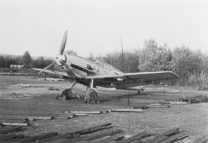 �������� ����������� ����������� Bf 109 �� ��������� ����������� ������ ��������. (<a href="https://pikabu.ru/story/_tak_ona_i_poplyivet_13974575?u=https%3A%2F%2Fwaralbum.ru%2F161072%2F&t=%D0%98%D1%81%D1%82%D0%BE%D1%87%D0%BD%D0%B8%D0%BA&h=a3420007962d15262a6de777b959878b8ca6851c" title="https://waralbum.ru/161072/" target="_blank" rel="nofollow noopener">��������</a>)