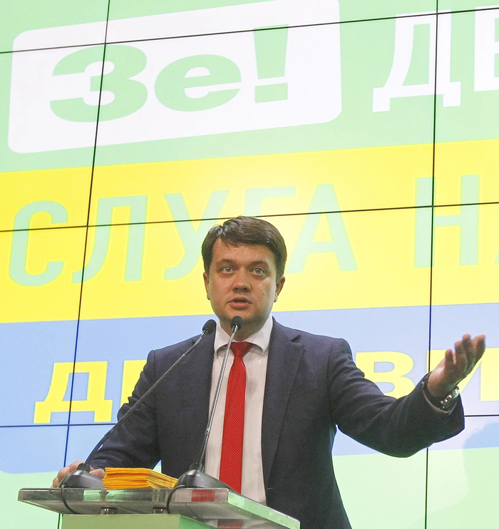 Политтехнолог Дмитрий Разумков - один из соавторов президентства Зеленского. Фото: Str / <!--noindex--><a href="https://pikabu.ru/story/zakat_imperii_zelenskogo_kak_12_druzey_vyikovali_i_priveli_k_krakhu_diktaturu_na_ukraine_13988090?u=http%3A%2F%2FZUMAPRESS.com&t=ZUMAPRESS.com&h=1d918d742c8024323e75fe5f42043a474a9efec2" title="http://ZUMAPRESS.com" target="_blank" rel="nofollow noopener">ZUMAPRESS.com</a><!--/noindex--> / Global Look Press