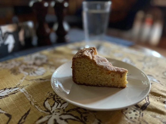 Послеобеденный чай: кекс и чай.