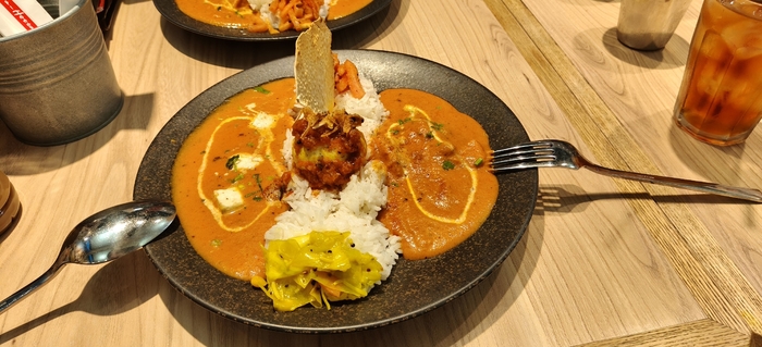 Индийский карри с двумя соусами, был съеден в НЦ Yodobashi Akiba. Цена около 1500 йен.