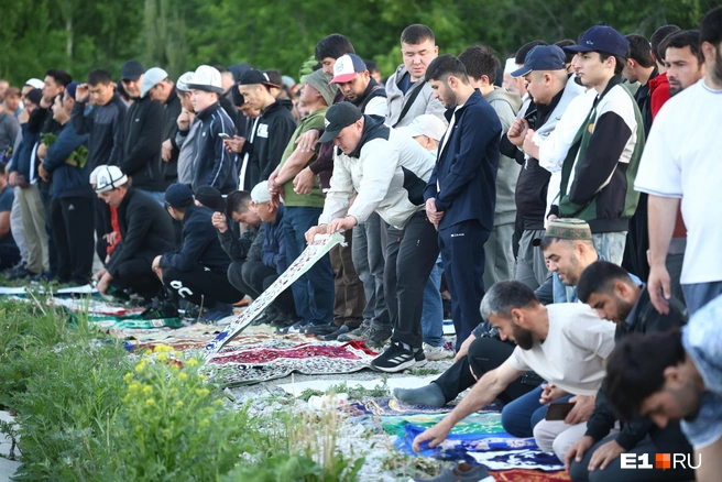 Большинство верующих молятся на улице Источник: Владислав Лоншаков / <!--noindex--><a href="https://pikabu.ru/story/zachem_rezat_barana_kak_tyisyachi_musulman_sobralis_na_molitvu_na_sortirovke_14009835?u=http%3A%2F%2FE1.RU&t=E1.RU&h=d14cb2f4849bc246a517d6332b909846dc263a36" title="http://E1.RU" target="_blank" rel="nofollow noopener">E1.RU</a><!--/noindex-->