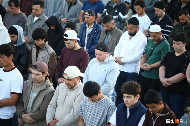 Источник: Владислав Лоншаков / <!--noindex--><a href="https://pikabu.ru/story/zachem_rezat_barana_kak_tyisyachi_musulman_sobralis_na_molitvu_na_sortirovke_14009835?u=http%3A%2F%2FE1.RU&t=E1.RU&h=d14cb2f4849bc246a517d6332b909846dc263a36" title="http://E1.RU" target="_blank" rel="nofollow noopener">E1.RU</a><!--/noindex-->