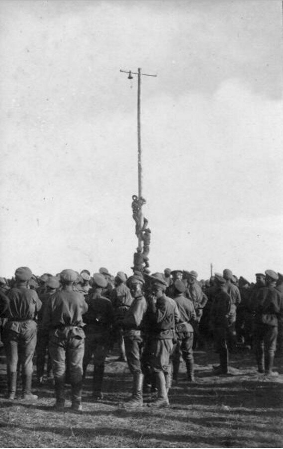 Духовщинский полк. Столб. 1916 год. (<a href="https://pikabu.ru/story/chem_byi_ditya_ni_teshilos_lish_byi_ne_plakalo_14014429?u=https%3A%2F%2Frussiainphoto.ru%2Fsearch%2Fphoto%2Fyears-1914-1917%2F%3Fpage%3D138%26index%3D2%26paginate_page%3D138&t=%D0%98%D1%81%D1%82%D0%BE%D1%87%D0%BD%D0%B8%D0%BA&h=669596aacba5b36c28fe4b7d81f14f033b31e28e" title="https://russiainphoto.ru/search/photo/years-1914-1917/?page=138&index=2&paginate_page=138" target="_blank" rel="nofollow noopener">Источник</a>)