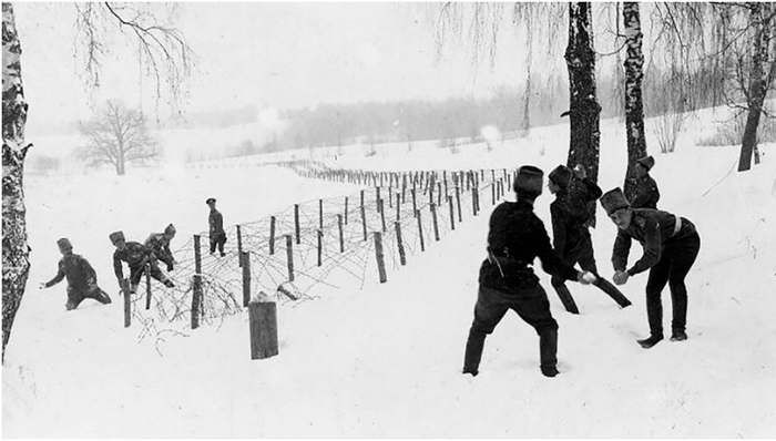 Духовщинский полк. Игра в снежки. 1916 год. (<a href="https://pikabu.ru/story/chem_byi_ditya_ni_teshilos_lish_byi_ne_plakalo_14014429?u=https%3A%2F%2Frussiainphoto.ru%2Fsearch%2Fphoto%2Fyears-1914-1917%2F%3Findex%3D9%26paginate_page%3D135%26page%3D135&t=%D0%98%D1%81%D1%82%D0%BE%D1%87%D0%BD%D0%B8%D0%BA&h=aba76efd931db939bbe54220eff160a3ea0d019a" title="https://russiainphoto.ru/search/photo/years-1914-1917/?index=9&paginate_page=135&page=135" target="_blank" rel="nofollow noopener">Источник</a>)
